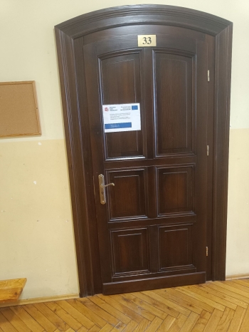 II LO - oznaczenie drzwi