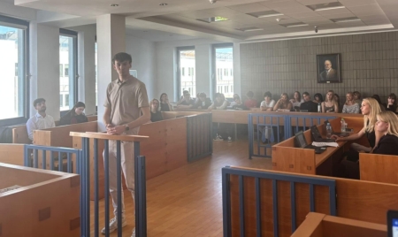 Klasa 3A na symulowanej rozprawie sądowej na Wydziale Prawa UG