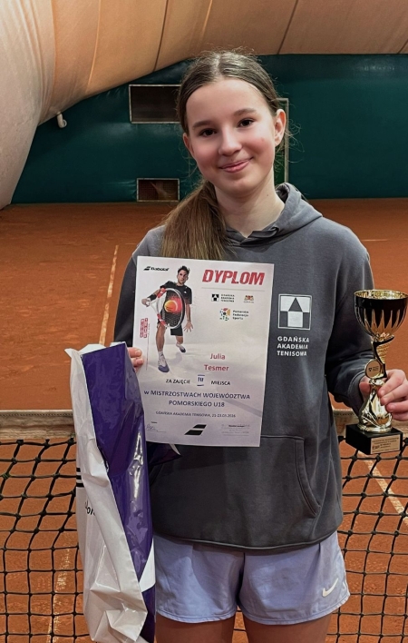 Sukcesy Julii Tesmer z klasy 1C w tenisie ziemnym